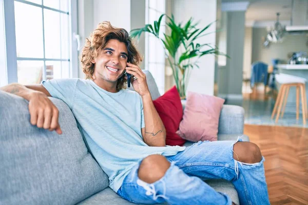 Jonge Spaanse Man Glimlachend Gelukkig Praten Smartphone Thuis — Stockfoto