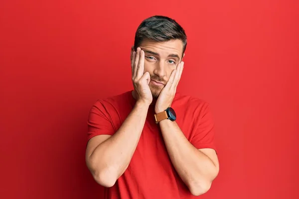 Schöner Kaukasischer Mann Lässigem Rotem Shirt Müde Hände Die Gesicht — Stockfoto