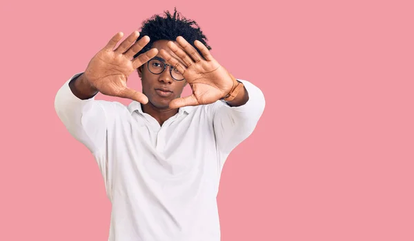 Hombre Afroamericano Guapo Con Cabello Afro Usando Ropa Casual Gafas — Foto de Stock