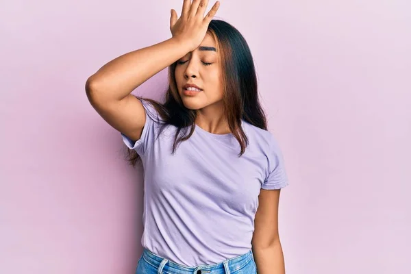 Jonge Latijnse Vrouw Die Nonchalante Kleren Draagt Verrast Met Hand — Stockfoto