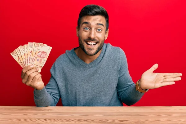 Hombre Hispano Guapo Sosteniendo Pesos Mexicanos Celebrando Logro Con Sonrisa — Foto de Stock