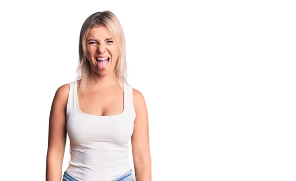 Kolsuz Tişört Giyen Genç Güzel Sarışın Kadın Komik Bir Ifadeyle — Stok fotoğraf
