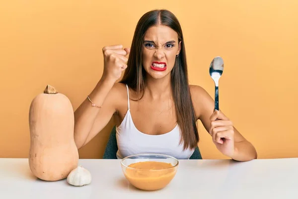 Giovane Donna Ispanica Mangiare Zuppa Zucca Con Cucchiaio Infastidito Frustrato — Foto Stock