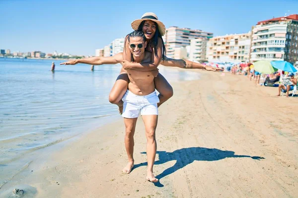 Joven Pareja Latina Vistiendo Traje Baño Sonriendo Feliz Caminando Playa — Foto de Stock