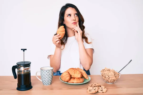 Jovem Bela Mulher Morena Tomando Café Manhã Segurando Croissant Rosto — Fotografia de Stock