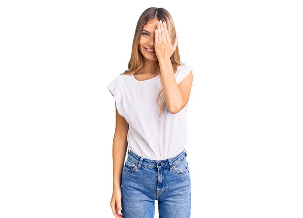 Hermosa Mujer Caucásica Con Cabello Rubio Con Camiseta Blanca Casual —  Fotos de Stock