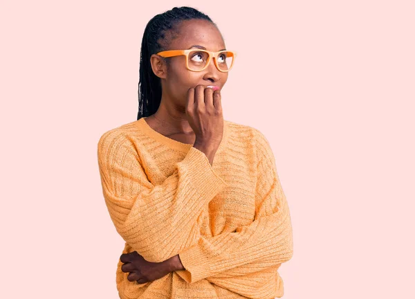 Mladá Afroameričanka Nosí Neformální Oblečení Brýle Vypadá Vystresovaně Nervózně Rukama — Stock fotografie