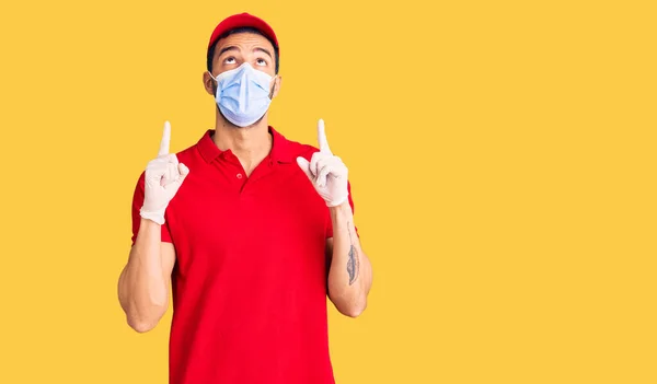 Joven Hombre Hispano Guapo Llevando Uniforme Parto Máscara Médica Asombrado —  Fotos de Stock