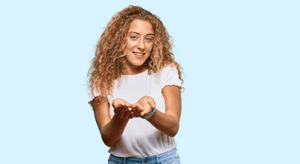 Menina Adolescente Branca Bonita Vestindo Camisa Branca Casual Sorrindo Com — Fotografia de Stock