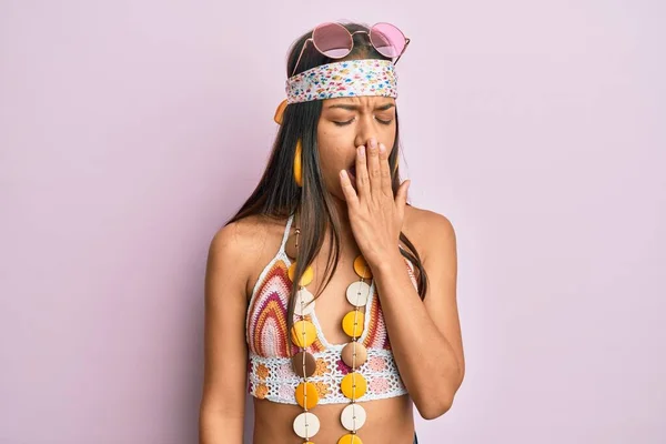 Schöne Hispanische Frau Bohemian Und Hippie Stil Gelangweilt Gähnend Müde — Stockfoto