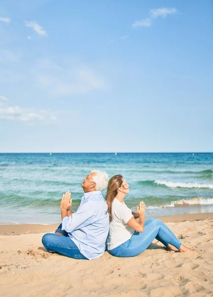 Pareja Mediana Edad Enamorada Haciendo Pose Loto Yoga Relajándose Playa — Foto de Stock