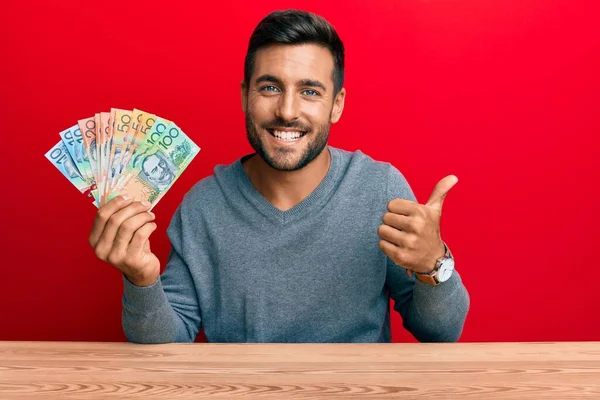 Hombre Hispano Guapo Sosteniendo Dólares Australianos Sonriendo Feliz Positivo Pulgar —  Fotos de Stock