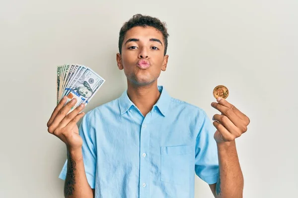 Joven Hombre Afroamericano Guapo Sosteniendo Bitcoin Moneda Virtual Dólares Mirando —  Fotos de Stock