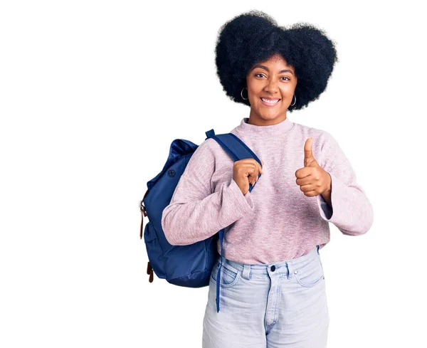 Ung Afrikansk Amerikansk Flicka Håller Student Ryggsäck Ler Glad Och — Stockfoto