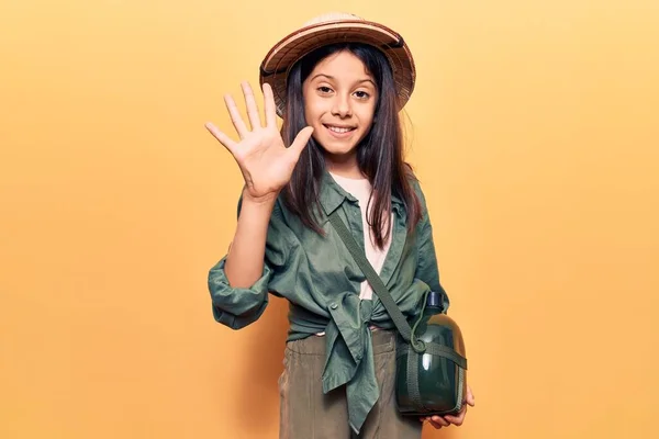 Menina Bonita Usando Chapéu Explorador Mostrando Apontando Para Cima Com — Fotografia de Stock