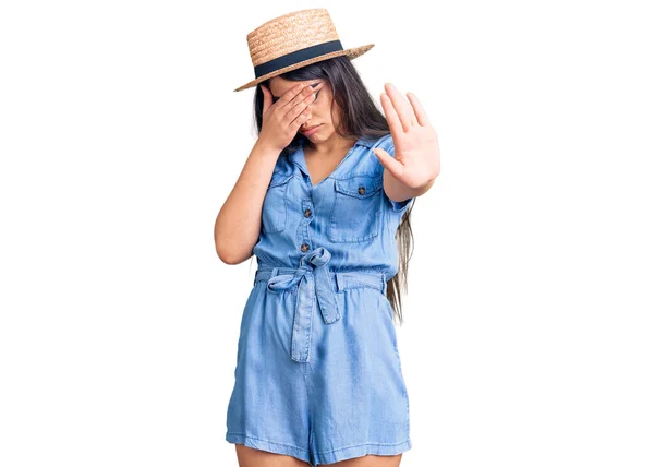 Menina Adolescente Morena Usando Chapéu Verão Cobrindo Olhos Com Mãos — Fotografia de Stock