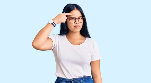 Jovem Bela Menina Asiática Vestindo Roupas Casuais Óculos Apontando Infeliz — Fotografia de Stock