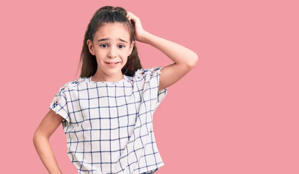 Menina Criança Hispânica Bonito Vestindo Roupas Casuais Confundir Perguntar Sobre — Fotografia de Stock