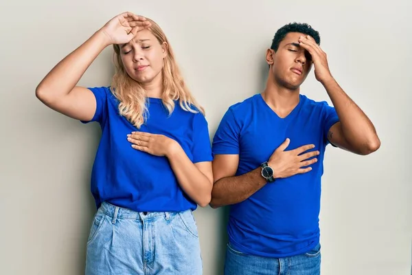 Junge Gemischtrassige Paare Lässiger Kleidung Berühren Stirn Für Krankheit Und — Stockfoto
