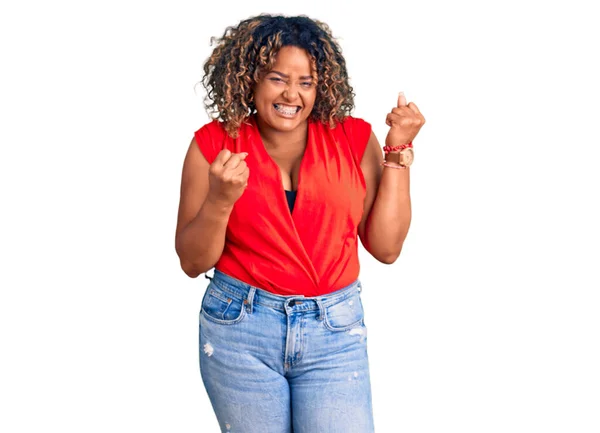Junge Afrikanisch Amerikanische Size Frau Lässigem Stil Mit Ärmellosem Hemd — Stockfoto