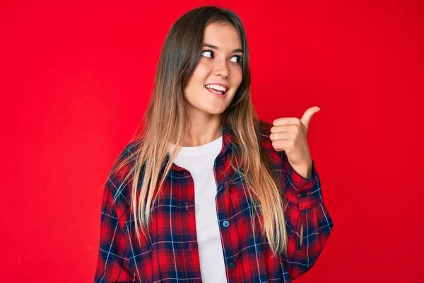 Hermosa Mujer Caucásica Vistiendo Ropa Casual Sonriendo Con Cara Feliz — Foto de Stock