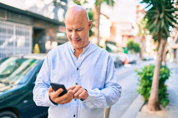 Middelbare Leeftijd Kale Man Glimlachend Gelukkig Met Behulp Van Smartphone — Stockfoto