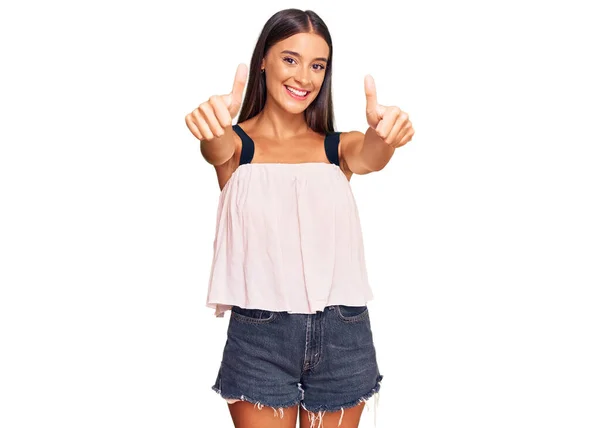 Mulher Hispânica Jovem Vestindo Roupas Casuais Aprovando Fazer Gesto Positivo — Fotografia de Stock