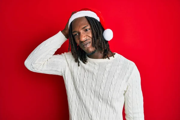 Homem Afro Americano Com Tranças Usando Chapéu Natal Confundir Perguntando — Fotografia de Stock