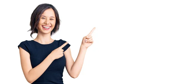 Menina Bonita Nova Vestindo Roupas Casuais Sorrindo Olhando Para Câmera — Fotografia de Stock