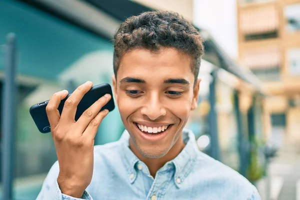 Jonge Latijnse Man Glimlachend Blij Luisterend Audioboodschap Met Smartphone Stad — Stockfoto