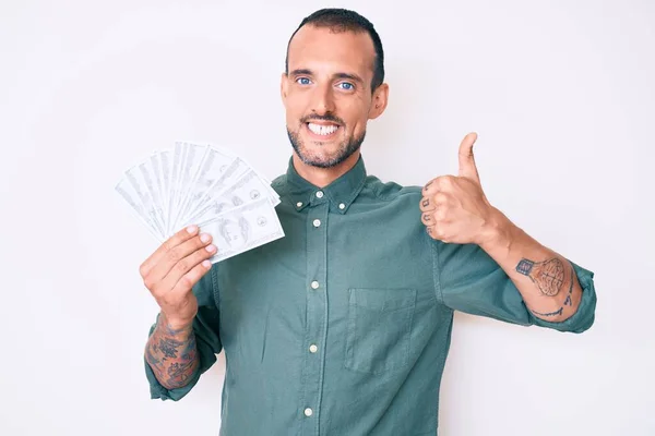 Jovem Homem Bonito Com Tatuagem Segurando Dólares Sorrindo Feliz Positivo — Fotografia de Stock