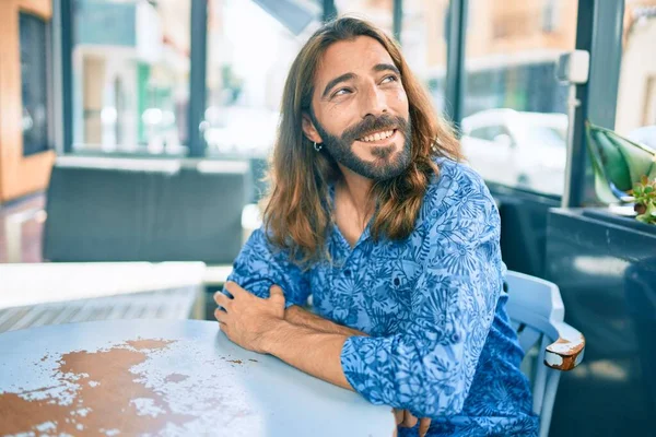 Jonge Man Uit Het Midden Oosten Lacht Blij Zittend Het — Stockfoto