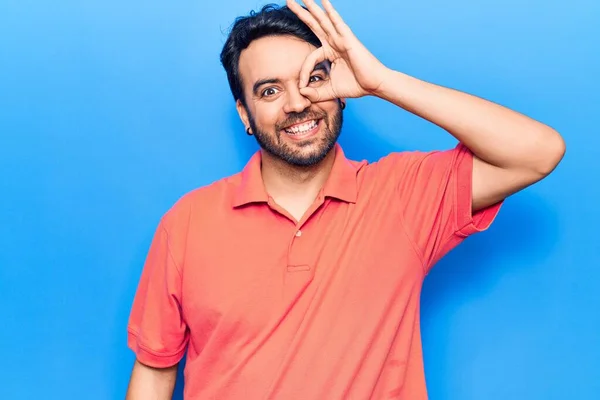 Joven Hombre Hispano Vistiendo Ropa Casual Sonriendo Feliz Haciendo Signo —  Fotos de Stock