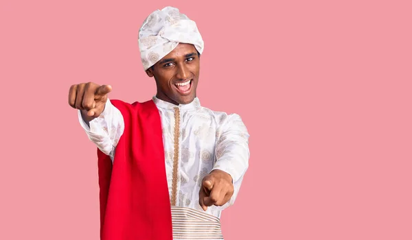 Afrikaanse Knappe Man Draagt Traditie Sherwani Saree Kleding Wijzend Naar — Stockfoto