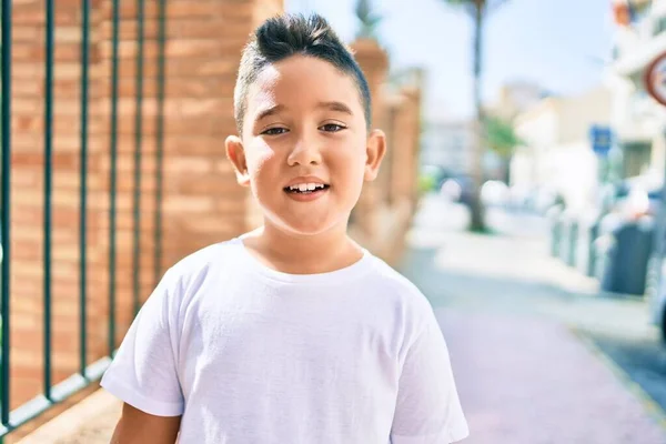 Adorabile Ragazzo Sorridente Felice Piedi Strada Della Città — Foto Stock