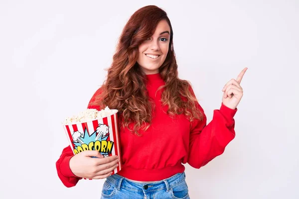 Jong Mooi Vrouw Houden Popcorn Glimlachen Gelukkig Wijzend Met Hand — Stockfoto