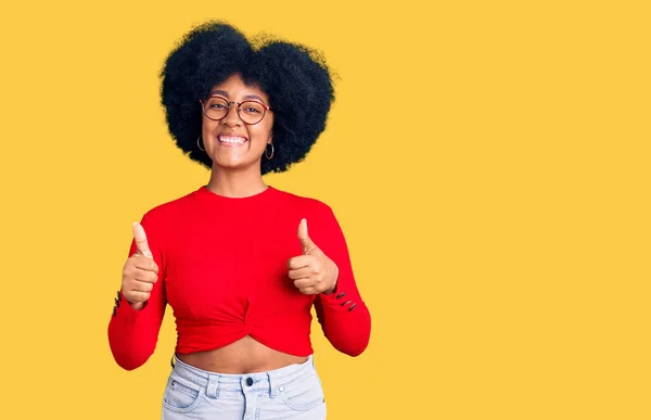 Genç Afro Amerikan Kızı Günlük Kıyafetler Gözlük Takıyor Başarı Işareti — Stok fotoğraf