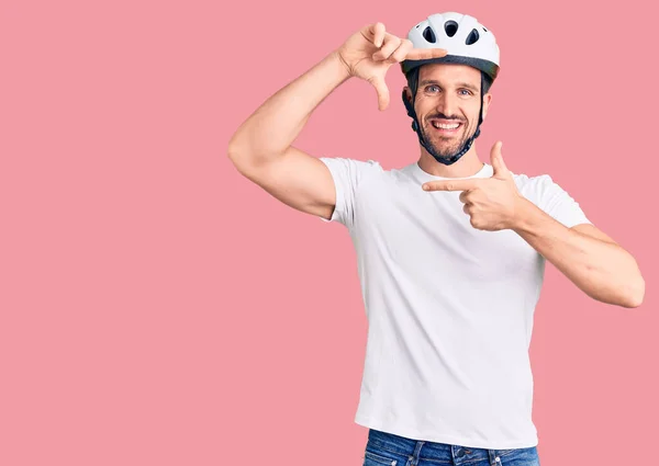 Joven Hombre Guapo Con Casco Bicicleta Sonriendo Haciendo Marco Con —  Fotos de Stock