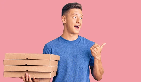Νεαρός Όμορφος Ισπανός Που Κρατάει Κουτί Της Πίτσας Δείχνοντας Τον — Φωτογραφία Αρχείου