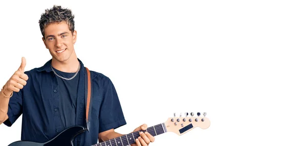 Junger Gutaussehender Mann Der Gitarre Spielt Und Glücklich Und Positiv — Stockfoto