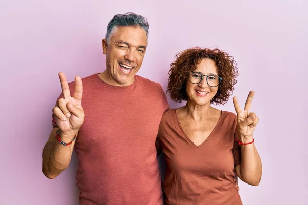 Belo Casal Meia Idade Juntos Vestindo Roupas Casuais Sorrindo Com — Fotografia de Stock