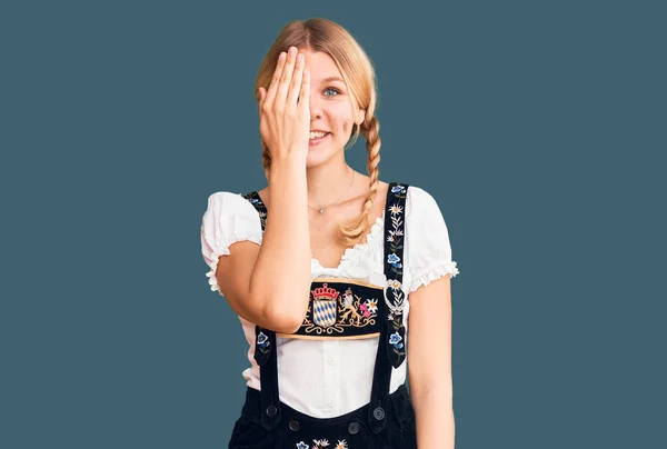 Junge Schöne Blonde Frau Oktoberfestkleid Das Ein Auge Mit Der — Stockfoto