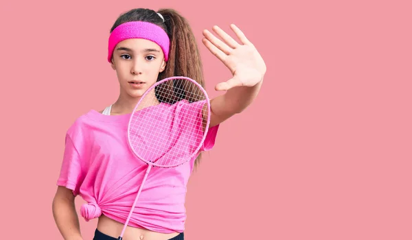 Menina Bonito Hispânico Criança Segurando Badminton Raquete Com Mão Aberta — Fotografia de Stock