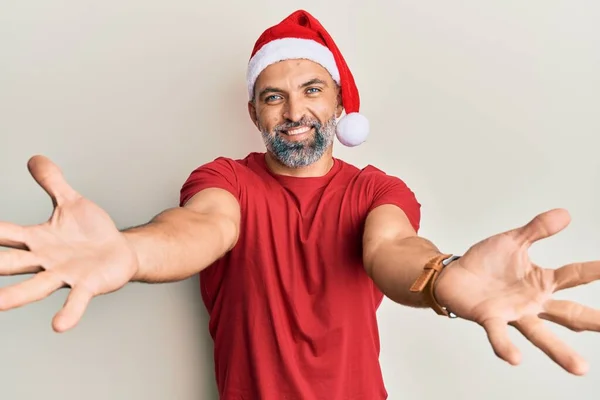Hombre Guapo Mediana Edad Con Sombrero Navidad Camiseta Verano Mirando — Foto de Stock