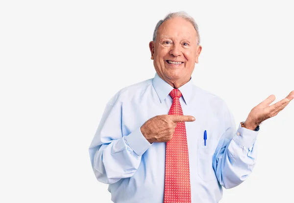 Hombre Mayor Guapo Pelo Gris Con Elegante Corbata Camisa Asombrado —  Fotos de Stock