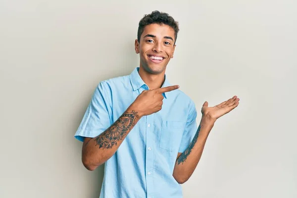 Joven Hombre Afroamericano Guapo Vistiendo Ropa Casual Sorprendido Sonriendo Cámara —  Fotos de Stock