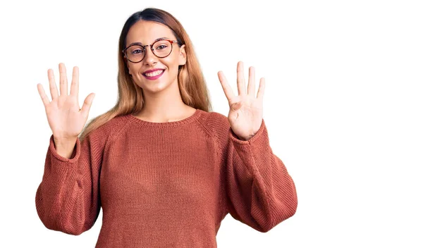 Красивая Молодая Женщина Повседневной Одежде Очках Показывает Показывает Пальцами Номер — стоковое фото
