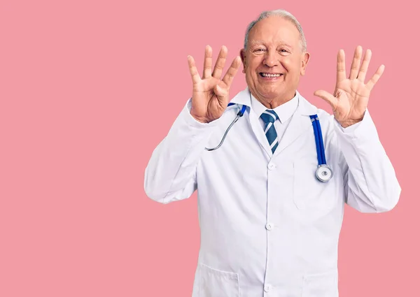 Senior Pohledný Šedovlasý Muž Lékařském Kabátě Stetoskopu Ukazuje Ukazuje Prsty — Stock fotografie