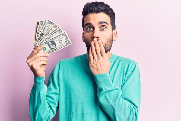 Homem Bonito Jovem Com Barba Segurando Monte Dólar Cobrindo Boca — Fotografia de Stock