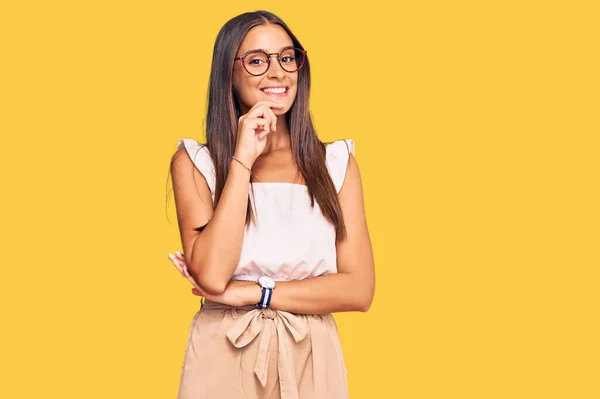 Mulher Hispânica Jovem Vestindo Roupas Casuais Óculos Olhando Confiante Para — Fotografia de Stock